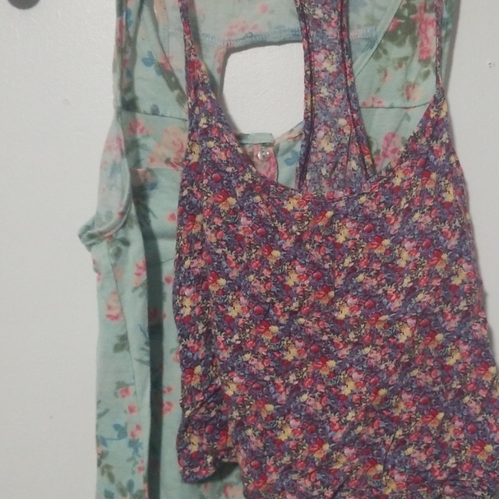 2️⃣ floral tank tops for $6🌸